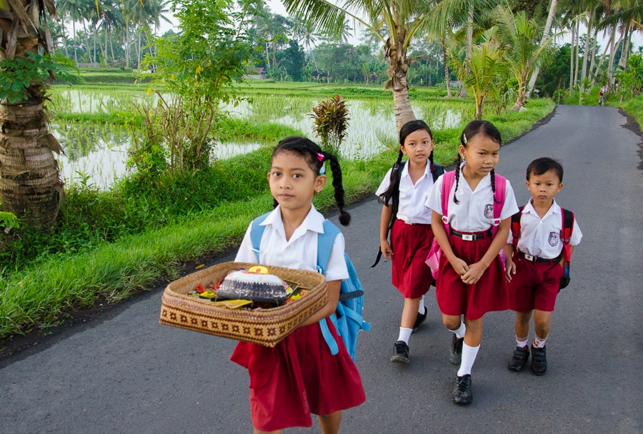 bali children carry offerings