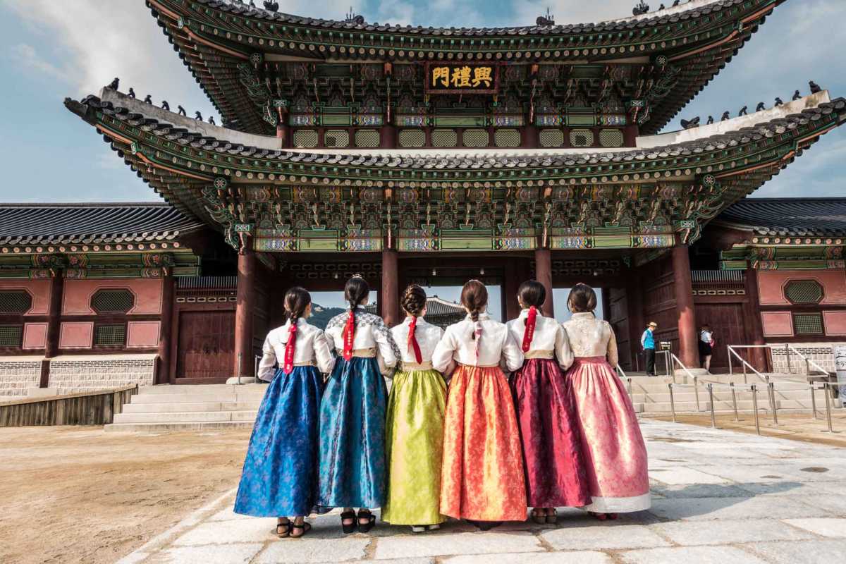 Girls Wearing Korean Traditional Dress Hanbok, Gyeongbokgung Editorial  Stock Photo - Image of people, gyeongbokgung: 139787778