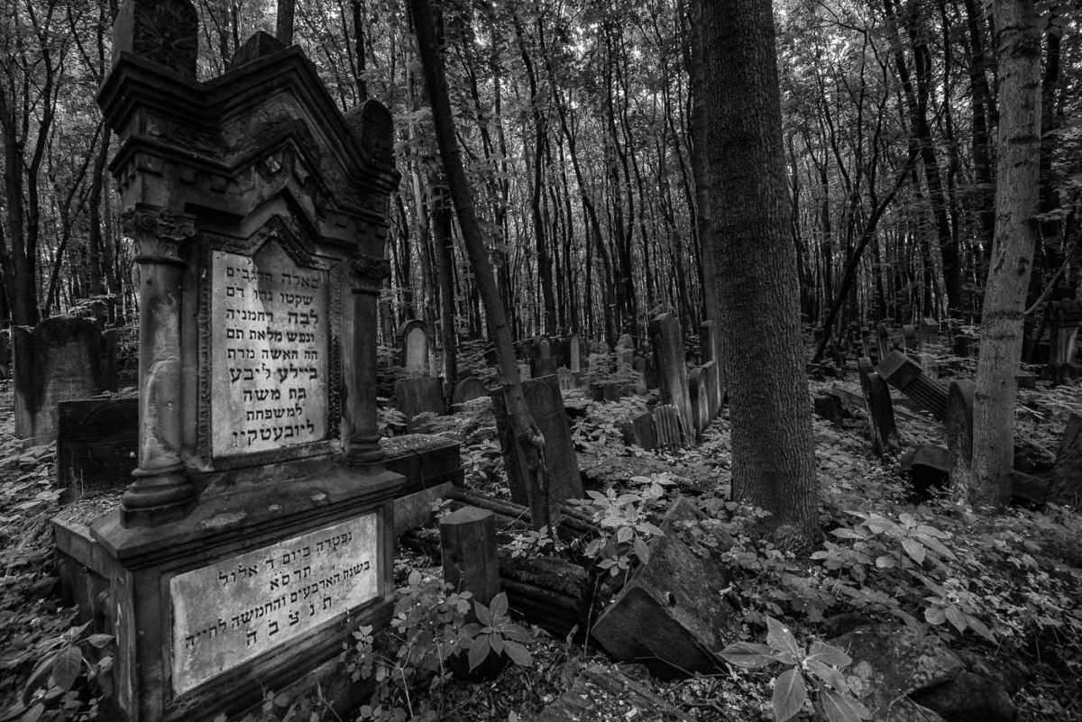 jewish cemetery warsaw poland