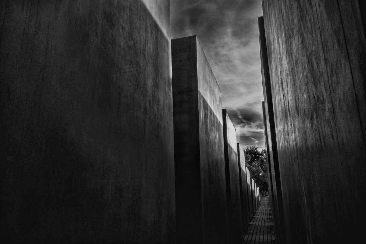 Germany_Berlin_holocaust memorial bw