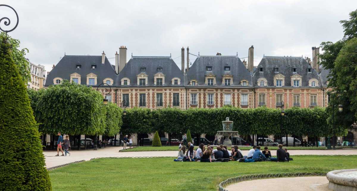 Marais Mansions neighborhood walking tour Paris