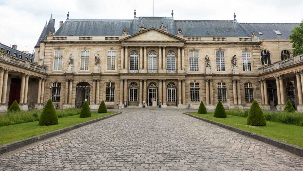 Marais Mansions neighborhood walking tour Paris