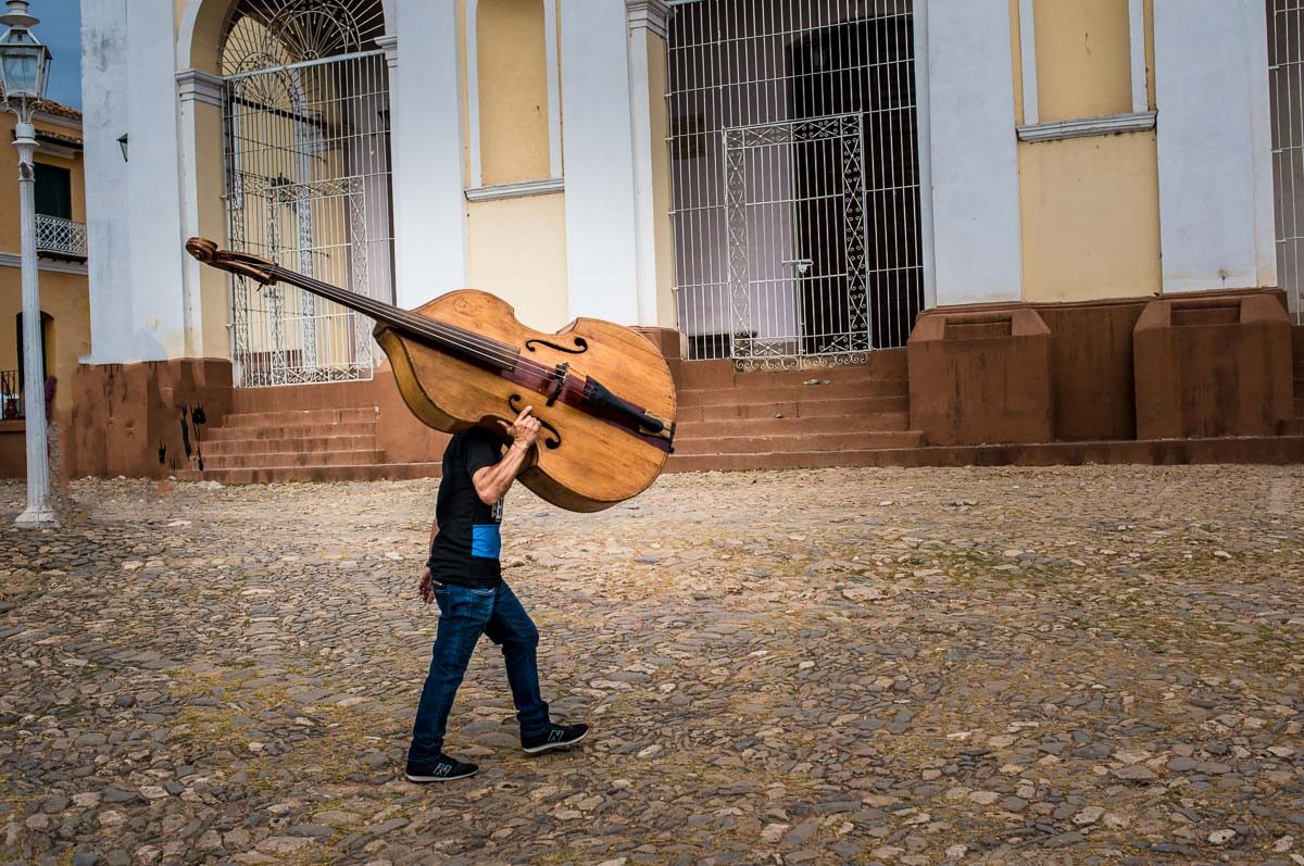 Cuba_trinidad musician with bass