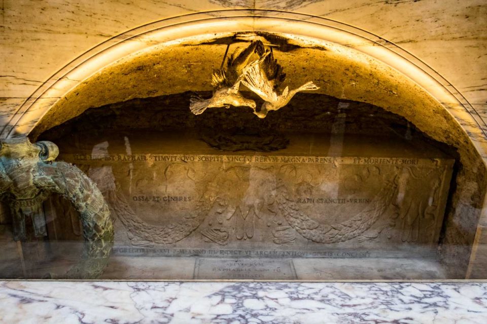 Italy rome pantheon tomb raphael
