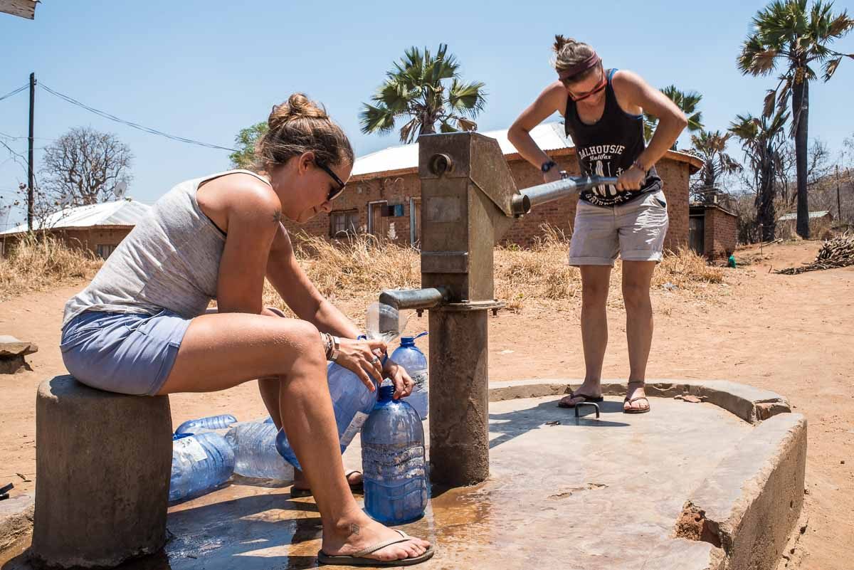 Malawi Vwaza pumping water