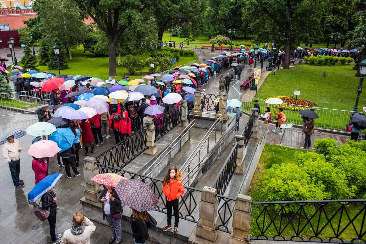 line to get into kremlin moscow russia