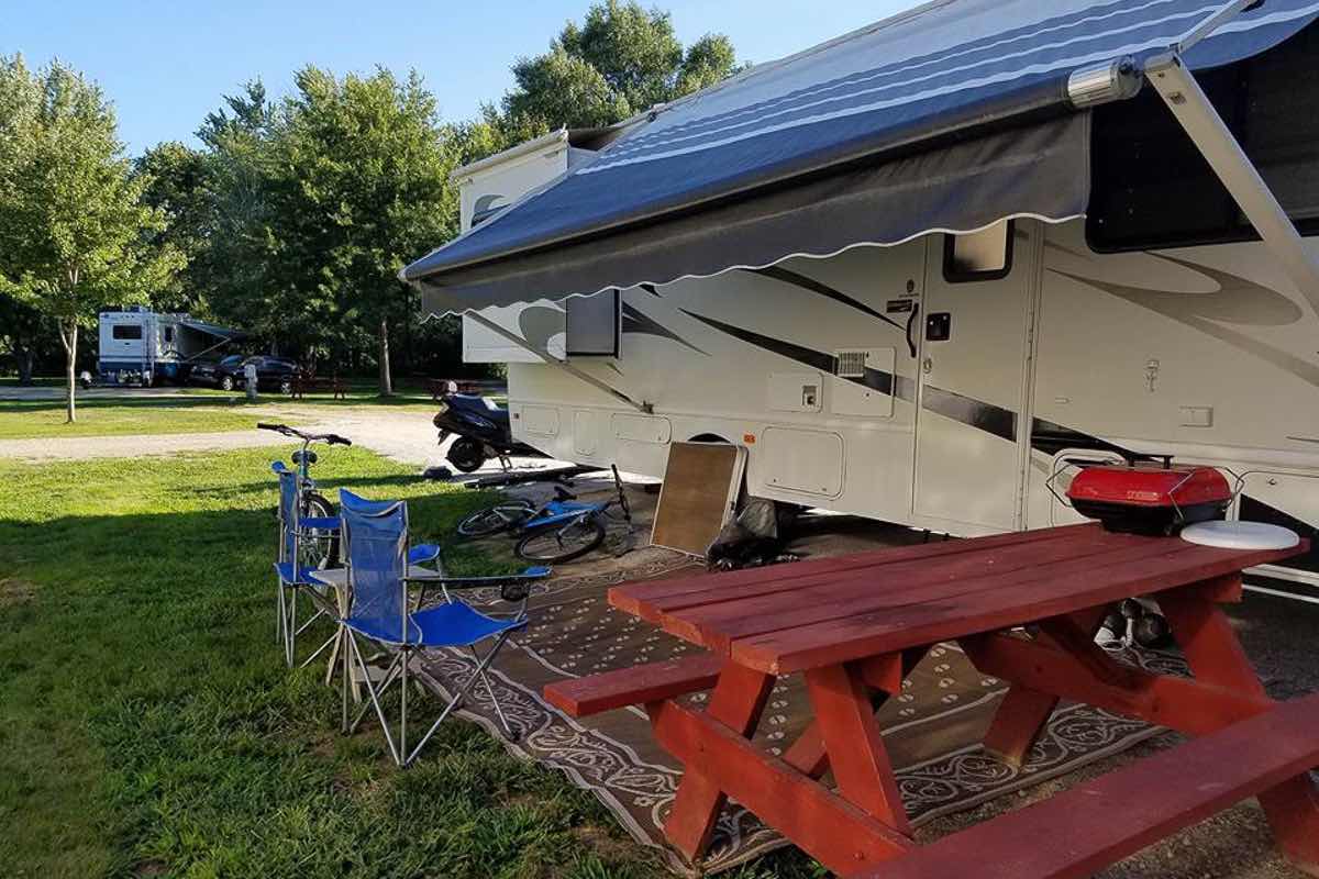 Rent or buy: traveling by RV camper