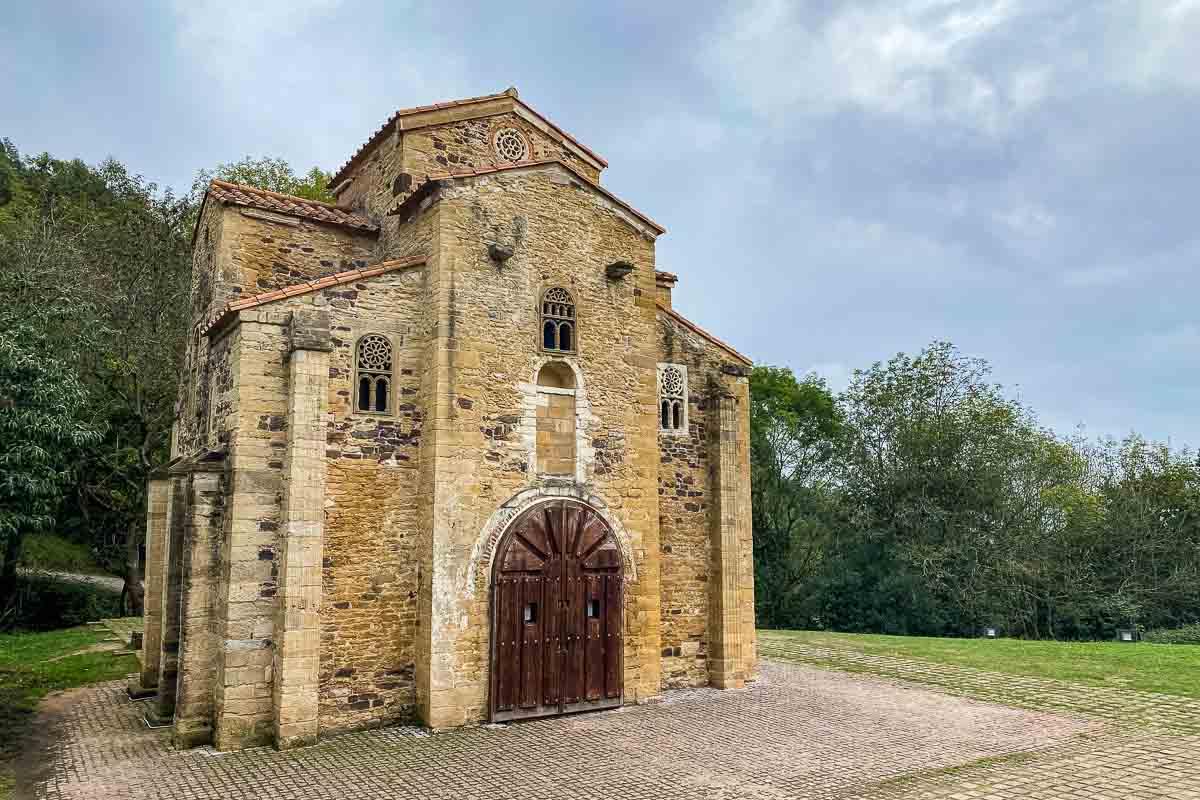 asturias church san miguel de lillo